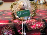 Karácsonyi pályázat - Karácsonyi ajándékkísérő angyalka - Ajándékon ülve